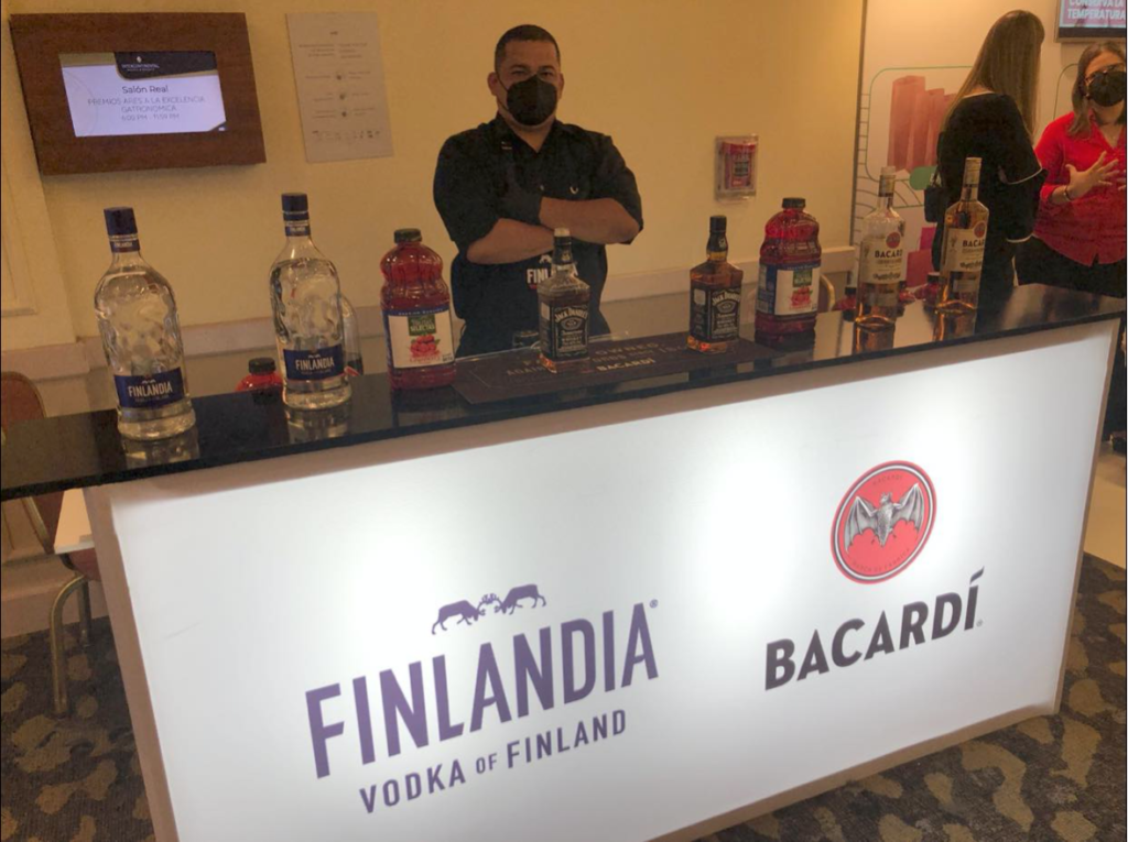 Bacardí, Jack Daniels y Finlandia como parte de nuestros patrocinadores.