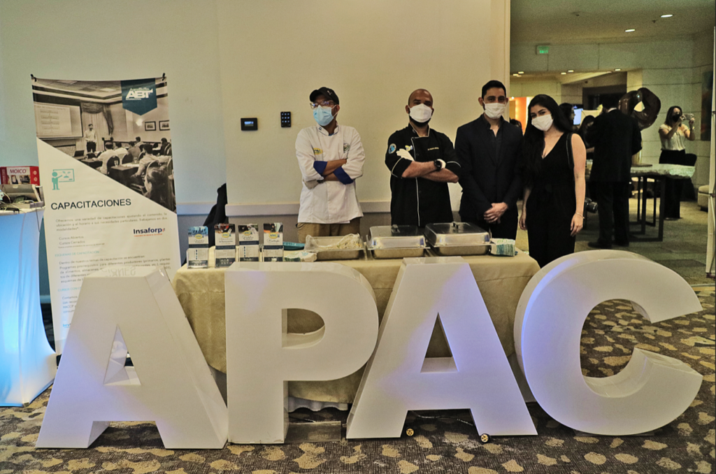 Nuestros patrocinadores de la APAC demostrando sus habilidades culinarias en el coctel de bienvenida.